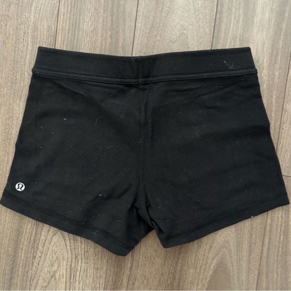 Low rise lululemon booty shorts size: 4